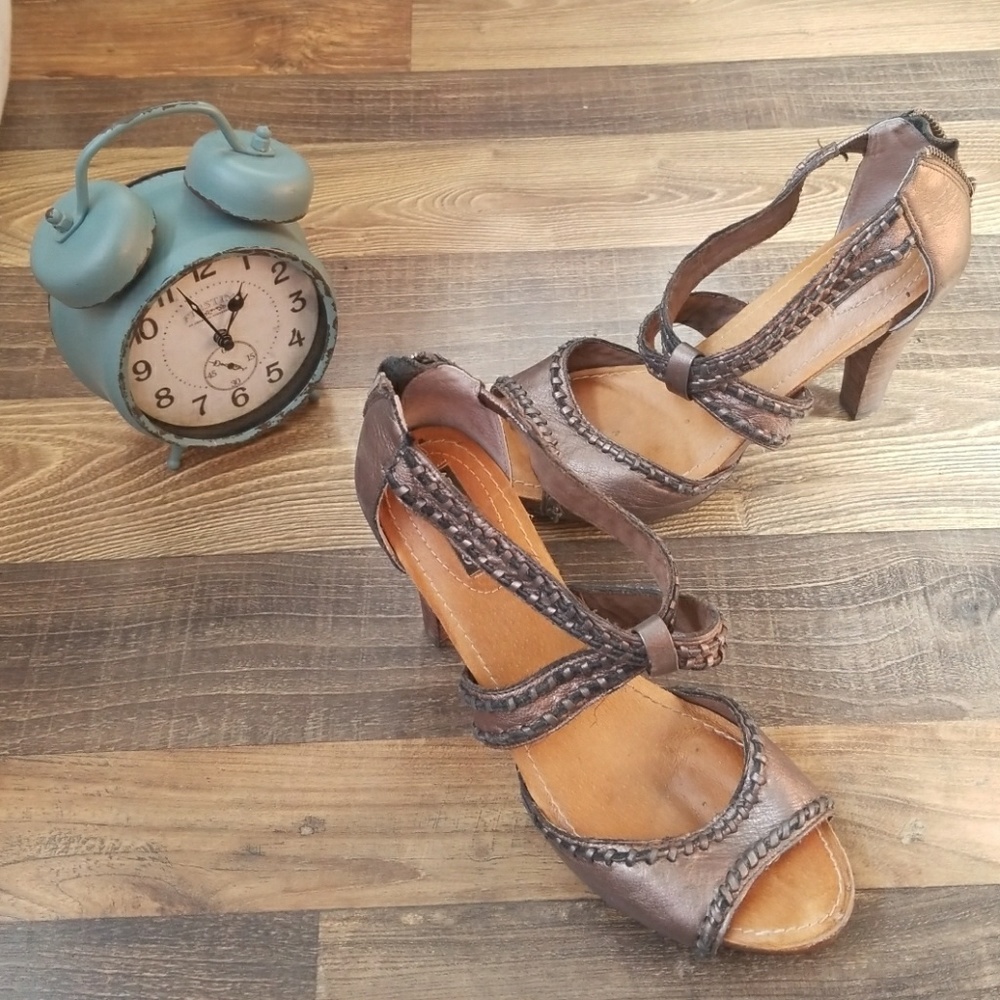 🚫SOLD🚫 Adam Tucker leather heels 🚫SOLD!🚫